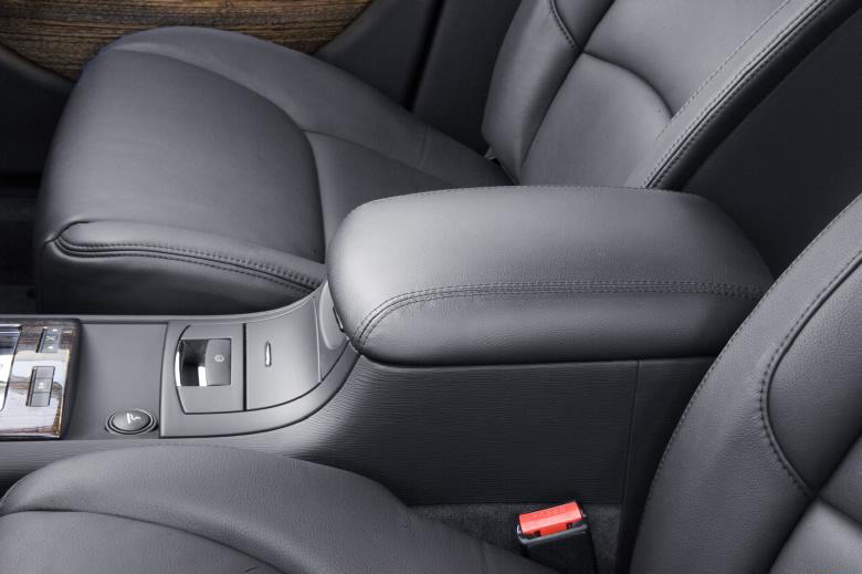 Intérieur de la Citroën C6 Le coffre / repose-coude situé entre les deux sièges avant a l'air volumineux
